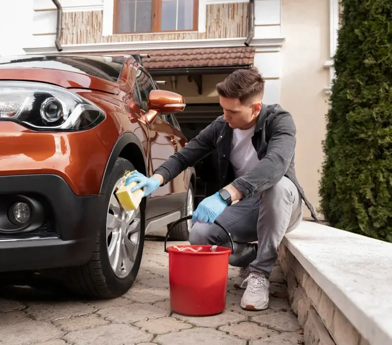 Lavage auto à domicile Compertrix : professionnel intervenant sur un véhicule